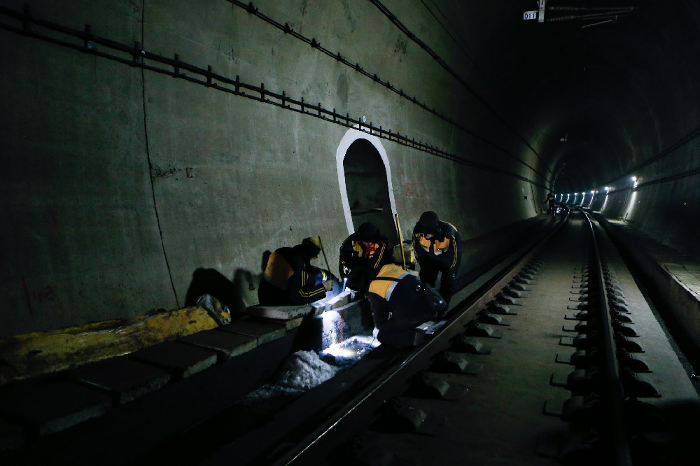 同仁铁路运营隧道病害现状